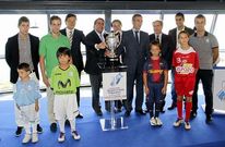 Ra�l Campos -izquierda- y Pola -de verde- representaron al Santiago y al Inter en el sorteo.