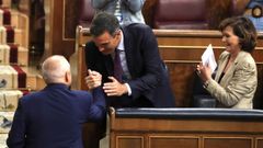  El presidente del Gobierno en funciones, Pedro S�nchez, felicita al diputado Rafael Simancas tras su intervenci�n durante el pleno extraordinario celebrado este jueves en el Congreso de los Diputados, donde la vicepresidenta en funciones, Carmen Calvo, ha comparecido para dar explicaciones acerca de la crisis del Open Arms