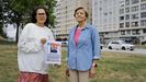 Raquel Fernández y su madre, Sabina, en el lugar donde presumiblemente desapareció en el 2018 su padre, José Luis, en el Parque de Eirís (A Coruña).