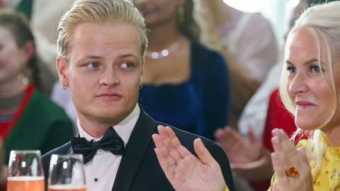 Marius Borg y su madre, la princesa Mette-Marit de Noruega, en un evento en Oslo.