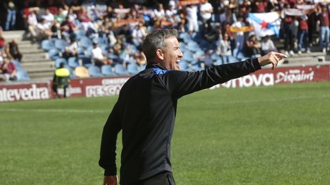 Rubén Domínguez dirigiendo al equipo durante el partido en Pasarón contra el Talavera