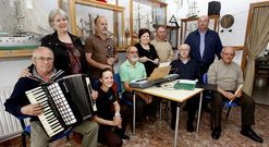 El alcalde ponteces�n acompa�� ayer en Corme a los alumnos de m�sica. 