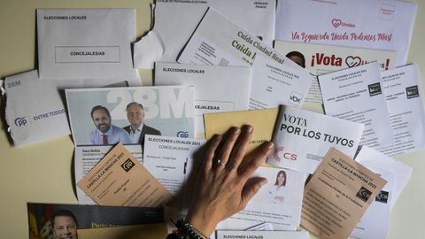 Papeletas y propaganda electoral recibida por unos vecinos de Ciudad Real.