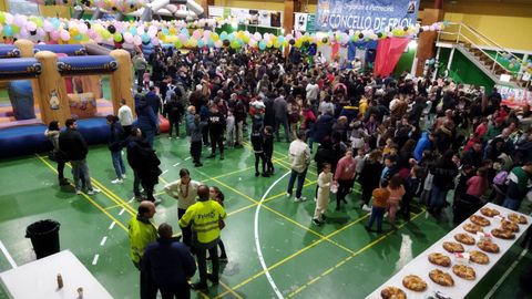 Fiesta de Reyes en el pabelln de Friol.