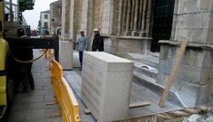 La rampa de acceso para sillas de ruedas se est� construyendo en el lateral de la iglesia.