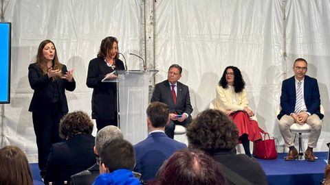 La consejera de Cultura, Pol�tica Lling�istica y Deporte, Vanessa Guti�rrez y el alcalde de Oviedo, Alfredo Canteli, asisten a la inauguraci�n de la XXXI edici�n de LibrOviedo.