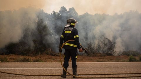 Un bombero, en el incendio que devora la sierra de la Culebra, en Zamora