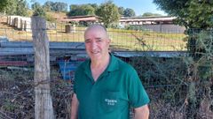 David�se siente v�ctima de los olores que provoca la explotaci�n vacuna junto a su casa.