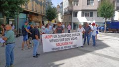 Una veintena de vecinos se manifestaron este mi�rcoles frente a la Subdelegaci�n del Gobierno.