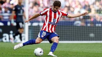 Juli�n Alvarez golpeando el bal�n durante el encuentro entre el Atl�tico de Madrid y el Villarreal