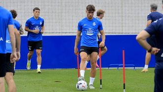 Adri&agrave; Altimira, durante un entrenamiento de esta temporada del Deportivo