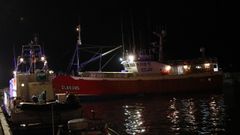 Al fondo, el Adviento Uno, atracado en Burela con 16 tripulantes coninados por covid-19 desde que regres� de los caladeros de Gran Sol el pasado d�a 15