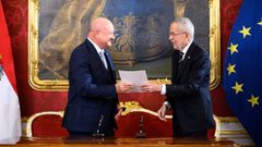 El nuevo canciller de Austria, Christian Stocker (izquierda), jura su nuevo cargo con el presidente del pas, Alexander Van der Bellen (derecha)