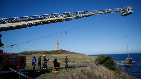 Imagen de archivo de otro rescate realizado a un perro entre la torre de Hrcules y Punta Herminia