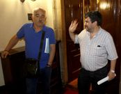 <span lang= es-es >Inseparables</span>. Antonio Rodrguez Penn, lder de los dscolos, y Javier Garca Gago, funcionario que desat la crisis del PSOE, se dejaron ver juntos antes de la reunin socialista para preparar el pleno. La cita se prolong durante dos horas para analizar el voto en las diferentes mociones plenarias. 