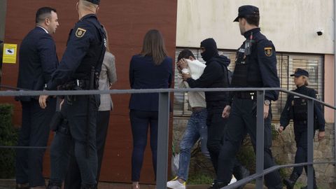 En la imagen, uno de los detenidos a su llegada a los juzgados de Corcubi�n en la ma�ana de 24 de octubre del 2024.