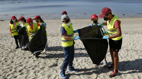 Programa Ludieduca de Jealsa y La Cruz Roja con motivo del d�a de los oc�anos en Barra�a y o Areal