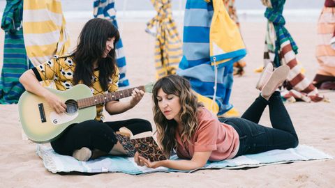 La banda Pauline en la Playa, liderada por las hermanas asturianas Mar y Alicia �lvarez, tocan esta noche en el Garufa de la calle Riazor