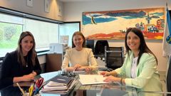 Carmen P�rez, concejala de Xuventude y Mar�a Sampedro, alcaldesa de Ribeira, se reunieron con la directora xeral de Xuventude, Lara Meneses (en el centro)

