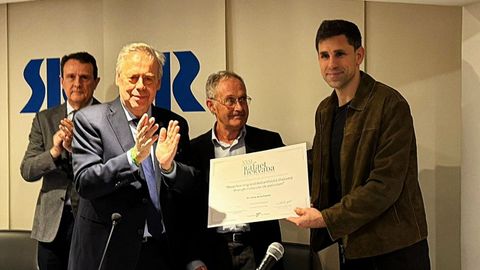 Javier Pe�a, Antonio G�mez Caama�o y �ngel Carracedo durante la entrega a C�sar De la Fuente del XXXI Premio Rafael Hervada de Investigaci�n Biom�dica