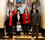 El alcalde de Ortigueira (con americana beis) en la reuni�n de Llanes.