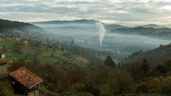 Vista del valle del Trubia con emisiones, niebla y una nube de contaminacin.Vista del valle del Trubia con emisiones, niebla y una nube de contaminacin 