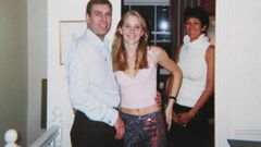 El prncipe Andrs junto a Virginia Giuffre en una imagen de archivo. Al fondo, Ghislaine Maxwell, la entonces pareja de Jeffrey Epstein 