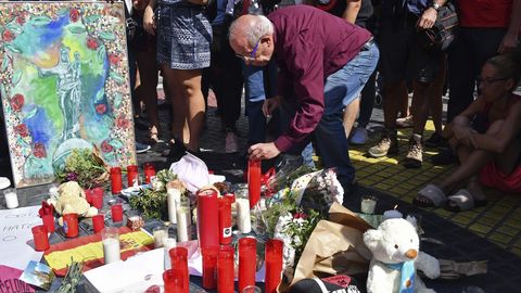 Muchas personas han empezado a depositar mensajes y velas en el mosaico en las Ramblas de Barcelona despus del atentado ocurrido ayer