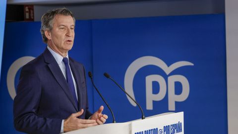 El presidente del Partido Popular, Alberto N��ez Feij�o, comparece ante los medios de comunicaci�n para hacer el balance del a�o 2025, este lunes en la sede del partido, en Madrid