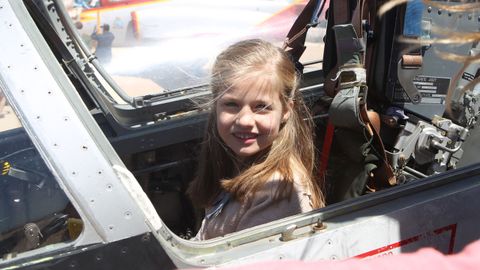 Leonor, con ocho aos,en un caza militar en laAcademia General del Aire de San Javier