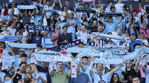 Aficionados celestes, en un partido del Celta Fortuna en Bala�dos.