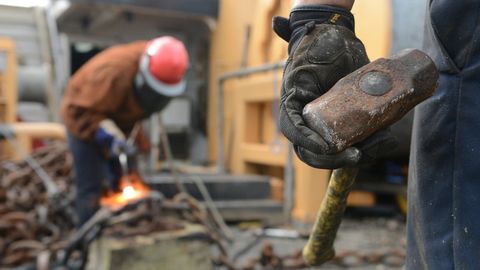 trabajador, trabajadores, construccin, empleados, guantes, martillo.Foto de archivo de trabajadores de la construccin