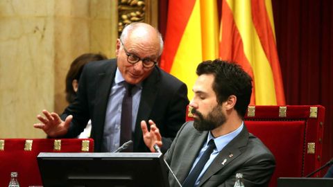 El presidente de la Cmara catalana, Roger Torrent, junto al secretario general del Parlamento cataln, Xavier Muro, durante un pleno celebrado en mayo del 2018
