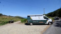 Veh�culos y una lancha semirr�gida del GEAS de la Guardia Civil, en la ma�ana de este lunes en los accesos a la playa de Arnela, Mux�a.