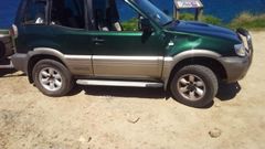 El coche de los bateeiros apedreado en Do�inos, con abolladuras y lunas rotas y las piedras que le lanzaron