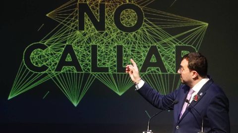 El presidente del Principado, Adrin Barbn, durante su intervencin en el acto institucional con motivo del 25-N en Grado