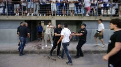 El entrenador del Portonovo se encara con aficionados y jugadores del Lemos en la entrada de su vestuario mientras la polic�a para al presidente del Lemos (de espaldas)