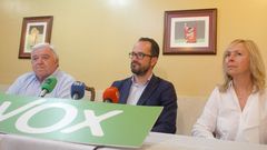  El candidato de Vox a la Presidencia de Asturias, Ignacio Blanco (c), acompaado por el presidente de la formacin en Asturias, Rodolfo Espina, durante la rueda de prensa que ha dado tras conocer el resultado de las elecciones