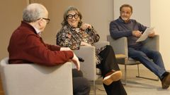 Asunta Rodr�guez present� ayer en el Marco de Vigo su libro �Como flota el aceite sobre el agua�, en el que repasa los 40 a�os de la Galer�a Trinta, acompa�ada de Miguel Fern�ndez-Cid, cr�tico y director del museo, y el pintor Manuel Quintana Martelo, presidente de la Real Academia Galega de Belas Artes y uno de los fundadores de la galer�a compostelana