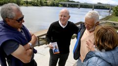 Diz Guedes, ayer, junto al Mi�o, donde reparti� papeletas