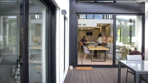 Los ventanales y grandes puertas facilitan la movilidad en la vivienda