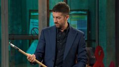 David Broncano recibe el regalo de Carlos Suárez