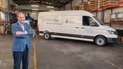 Manuel Mora, presidente del Banco de Alimentos Rías Altas, con la nueva furgoneta que les entregó la Diputación de A Coruña
