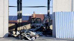 La plantilla de Trison regresa este mes a la nave de Sada que ardi� en abril