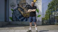 Vieira, ante el mural del centro cvico de A Ponte, que pint durante las fiestas del barrio.