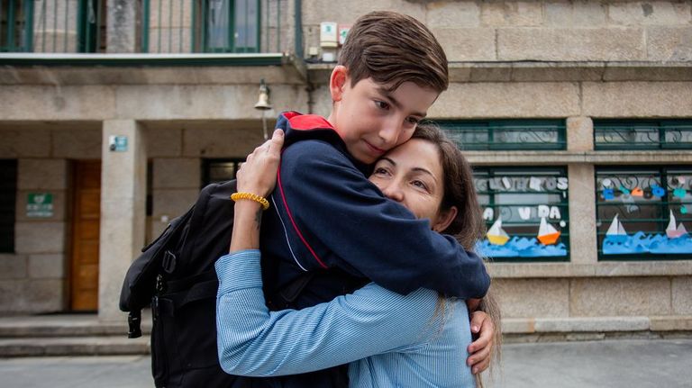 Yasmina Rubianes, sargento del ej�rcito, se reencuentra con su hijo Brais tras llegar del L�bano