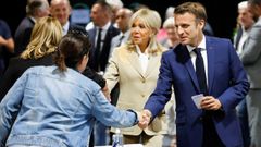 Macron saluda a una de las integrantes de la mesa electoral antes de votar