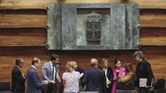 Portavoces de los grupos polticos de la Junta General del Principado conversan tras finalizar el primer pleno ordinario del nuevo periodo de sesiones del parlamento asturiano