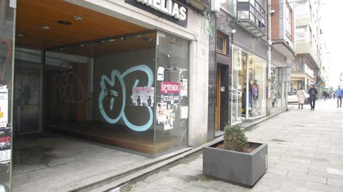 Bajo sin uso de la calle Real en el que aparece basura y hasta jeringuillas