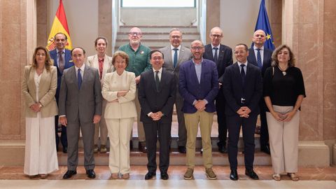 Albares junto a alcaldes de localidades cercanas a Gibraltar.